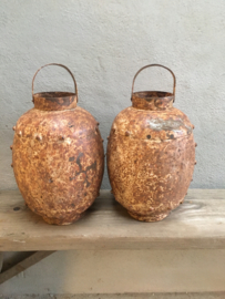 Oude metalen pot kruik vaas ketel potten industrieel stoer vintage brocante landelijk roest whitewash