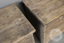 Prachtige oude doorleefd houten kist kisten stoer kruk bijzettafel salontafel robuust sober bijzettafel bijzettafeltje