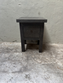 Oud vergrijsd houten kastje nachtkastje nachtkastjes hout ladekastje ladekastjes kastjes tafel tafeltje halkastje landelijk bijzettafel bijzettafeltje