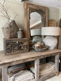Oude houten kist dekenkist vergrijsd hout met metalen details beslag studs
