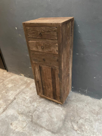Stoer oud vergrijsd houten ladekast kast 50 x 40 x H130 cm kastje met lades en deurtje smal hoog model landelijk stoer industrieel Railway truckwood