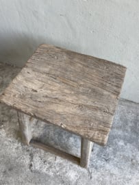 Vergrijsd houten kruk bijzettafel tafel tafeltje landelijk stoer