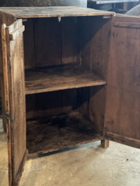 Oud stoer doorleefd houten kast kastje dressoir 2 deurs halkastje landelijk grijs zwart oud beslag ringen industrieel wastafelmeubel