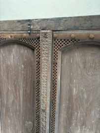 Hele mooie unieke vergrijsd houten grote 2 deurs kast landelijk oosters stoer H181 x B95 x D46 cm