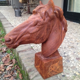 Groot gietijzeren paardenhoofd paard beeld tuinbeeld paardekop paardenkop gietijzer landelijk cottage roest