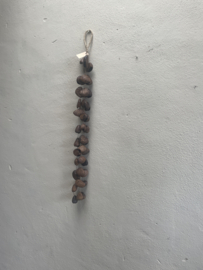 Leuke decoratie ketting slinger van noten aan jute touw 90 cm