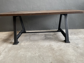 Stoere industriële tafel eettafel dining table zwart Gietijzer gietijzeren onderstel met houten blad 180 x 90 x H76 cm