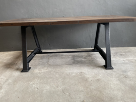 Stoere industriële tafel eettafel dining table zwart gietijzeren onderstel met houten blad 200 x 100 x H76 cm