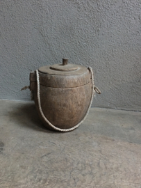 Oude houten pot trommel lunchbox met deksel aan grof jute touw landelijk stoer