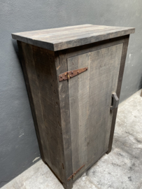 Oud vergrijsd houten kast meidenkast kastje aura Peeperkorn oud hout 1 deurskast keukenkast halkastje landelijk industrieel
