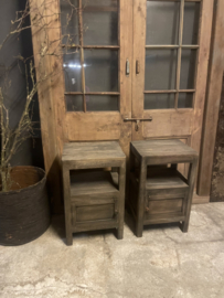 Oude hoge vergrijsd houten nachtkastje boxspring kastje  landelijk stoer halkastje plantentafeltje bijzettafeltje kastje