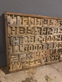 Oud houten wandpaneel letters alfabet mal mallen landelijk industrieel vintage hout 120 x 40 cm