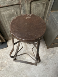 Oud metalen ijzeren plantentafeltje zuil sokkel  tafel tafeltje bijzettafel kruk barkruk  landelijk stoer vintage industrieel roestbruin