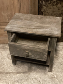 Oud vergrijsd houten tafeltje bijzettafeltje met lade nachtkastje nachtkastjes farm wood  kastje haltafeltje landelijk stoer met lade laatje