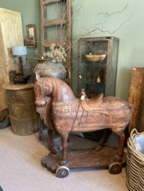 Mega Groot houten paard horse op wieltjes beeld eye-catcher stoer landelijk  vintage tuinbeeld ornament