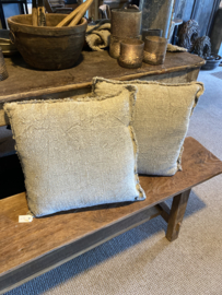 Shabby kussen 50x50, grof naturel  geruwd linnen, aan alle zijden voorzien van rafels