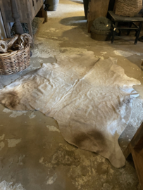 Grote huid vloerkleed vacht koeienvel beige grijs landelijk stoer vintage Ibiza boho stijl