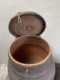 Prachtige 🤩 grote orginele oude vergrijsde grijze zwarte rieten mand dessert basket desert met deksel wasmand landelijk stoer sober vintage uniek