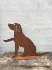 Plaatstaal zittende hond labrador tuin decoratie metaal roest tuinornament tuinbeeld