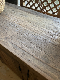 Stoer oud vergrijsd houten dressoir kast tv audio meubel luiken luikjes keukenkast televisiekast kast sidetable landelijk vergrijsd oud massief Bassano