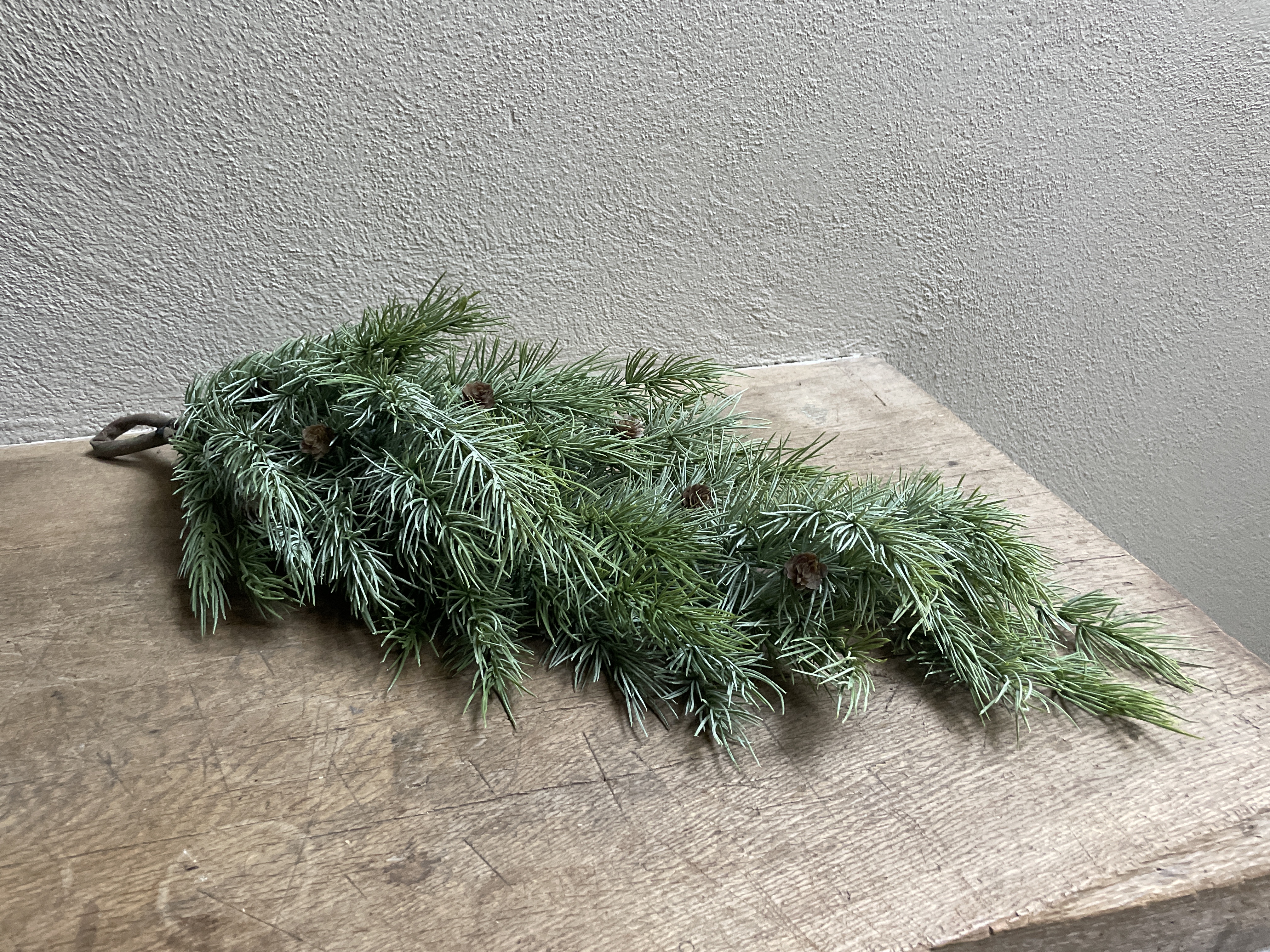 Prachtige grey green grijs groen vergrijsd decoratie tak dennentak guirlande toef winter kerst 80 cm