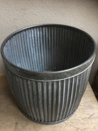 Zinken ton pot bloempot tafel tafeltje emmer ribbelton verzinkte bijzettafeltje bijzettafeltjes krukje bak zink grijs landelijk industrieel brocant Franse Frans
