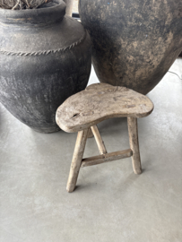 Oud vergrijsd houten kruk krukje zadelkruk melkkruk landelijk stoer tafeltje bijzettafeltje stoer robuust J136