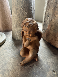 Gietijzeren engeltje engel handkus beeldje roest roestbruin engeltje