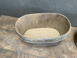 Prachtige oude kleine ovale ovaal olijfbak vergrijsd houten schaal bak met oud metalen beslag kaasmal kaasbak landelijk olijfbak