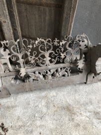 Prachtig staand antiek Siciliaans sleets vergrijsd wagenbok op standaard voet raampaneel raamdecoratie ornament landelijk stoer sober grijs oud
