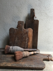 Oude houten kwast stoffer met stoffen details stoer landelijk