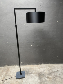 Gave grote zwart metalen lamp met hardstenen voet lampevoet landelijk stoer industrieel zwart grijs