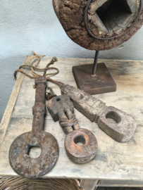 Stoere oude houten butter key butterkey Nepal oud antiek  ornament aan grof touw  landelijk