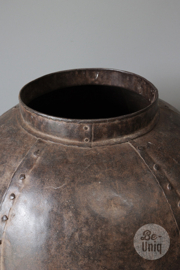 Gave grote oude metalen ketel pot kruik vaas met ringen landelijk vintage stoer bloempot bak
