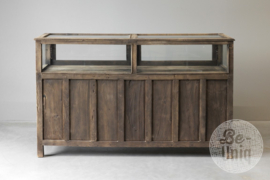 Authentieke oude vergrijsd houten toonbank vitrinekast winkelkast grutterskast kast dressoir sidetable ladekast H104 x 165 x 50 cm landelijk stoer industrieel vintage