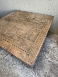 Hele bijzondere unieke oude vergrijsd houten salontafel vierkant met 4 lades landelijk stoer hout met metalen details 89 x 88 x H42 cm