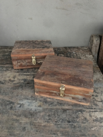 Stoere oude houten theedoos theekist theekistje theebox spicebox kruidendoos landelijk robuust oud hout