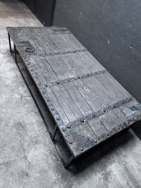 Mega grote stoere oude vergrijsd houten salontafel 181 x 92 cm gemaakt van oude deur poort metalen beslag en stalen onderstel ene catcher stoer landelijk industrieel