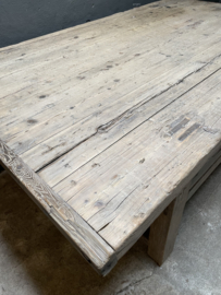 Grote Authentieke oud vergrijsd houten tafel stoffentafel kleden stamtafel bespreektafel atelier tafel winkeltafel stoffentafel kledentafel buro bureau fabriekstafel kookeiland werkbank keukenblok werktafel atelier winkel tafel landelijk stoer industrieel