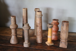 Oude vintage houten kandelaars kandelaar dinerkaars