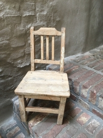Stoer oud houten kinderstoeltje stoeltje landelijk doorleefd vergrijsd vintage hout sloophout