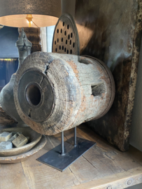 Hele grote oude vergrijsd houten spoel klos wiel op voet standaard met metalen beslag Stoer landelijk industrieel vintage