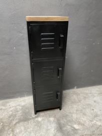 Stoere metalen locker lockerkast kast schoenenrek schoenenkast vakkenkast kluisjes kluisje kastje met houten top bovenkant blad 3 deurtjes metaal landelijk vintage urban industrieel landelijk stoer zwart houten bovenblad