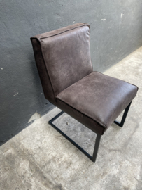 Stoere leren eetkamerstoel met ijzeren frame (leverbaar in zwart of rvs)stoel stoelen eetkamerstoelen industrieel stoer landelijk bruin leer metaal Zara