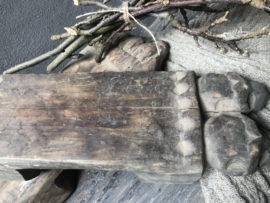 Vergrijsd oud houten opstapje offerplank offertafeltje landelijk stoer Tribal table