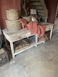 Grote oude vergrijsd houten originele workmate ladekast werkbank met onderplank Sidetable wandtafel toonbank winkeltafel presenteertafel werkbank keukenblok landelijk stoer industrieel vintage 243 cm keukeneiland