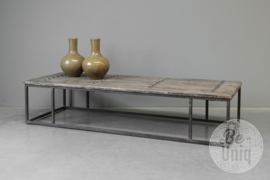 Prachtige oude vergrijsd houten salontafel sidetable televisie tv meubel tafel deur blad op metalen onderstel L176 x B63 x H38 cm landelijk stoer industrieel vintage