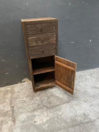 Stoer oud vergrijsd houten ladekast kast 50 x 40 x H130 cm kastje met lades en deurtje smal hoog model landelijk stoer industrieel Railway truckwood