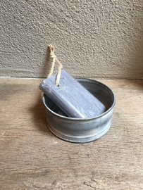 Stoere grijze  zeep Savon  met stempel aan jute koord grijs