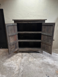 Vergrijsd houten kast 2 deurs linnenkast klos servieskast landelijk kabinet stoer 162 x 141  cm